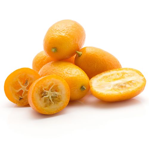Hela och delade orange kumquatfrukter