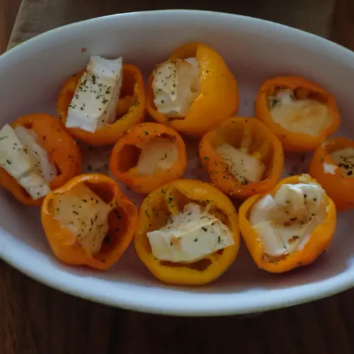 Gula fyllda papikor med mat av sorten Mini Bell Yellow liggandes på en tallrik